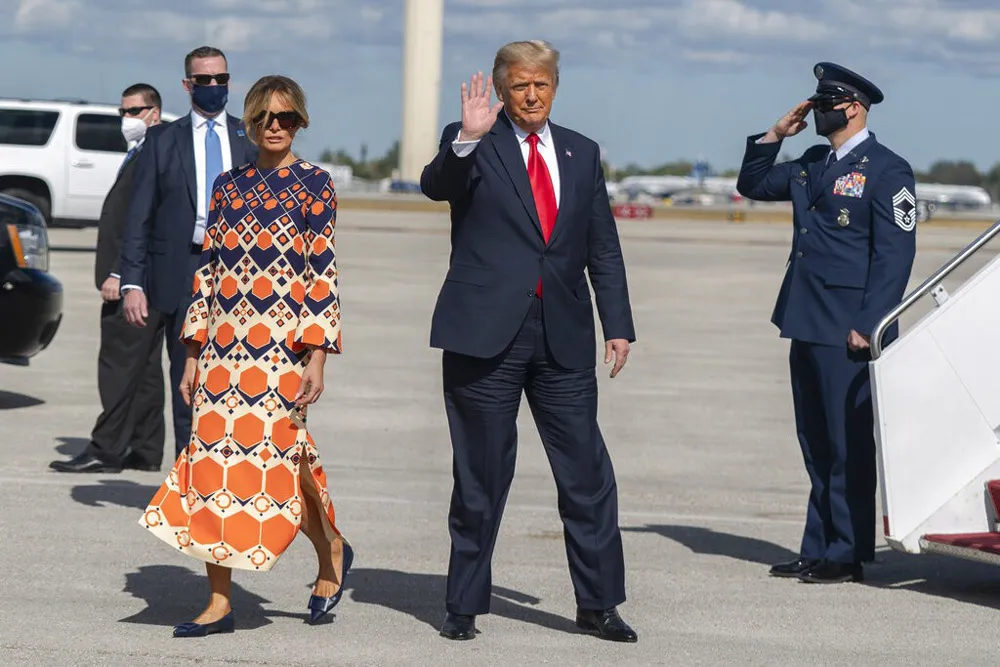 Мелания Трамп в цветном платье и балетках