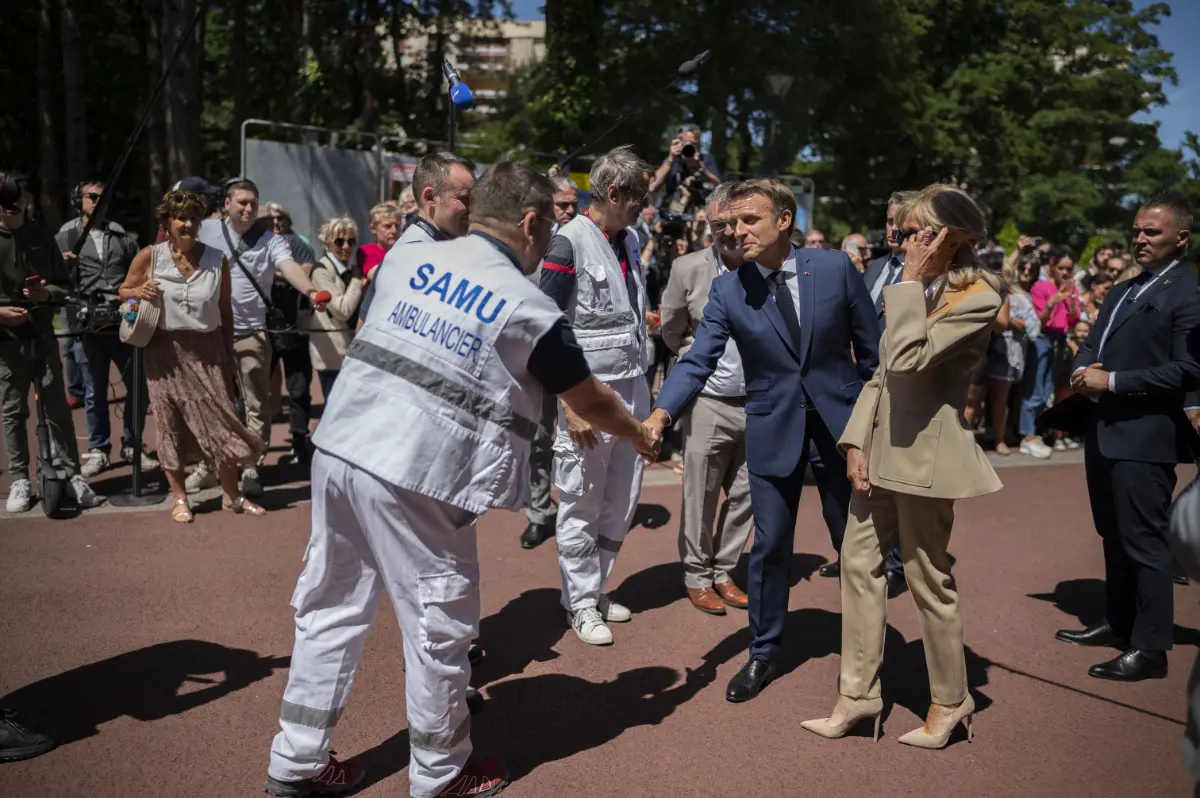 Брижит Макрон в пиджаке с кожаными деталями, лодочках и бежевых брюках