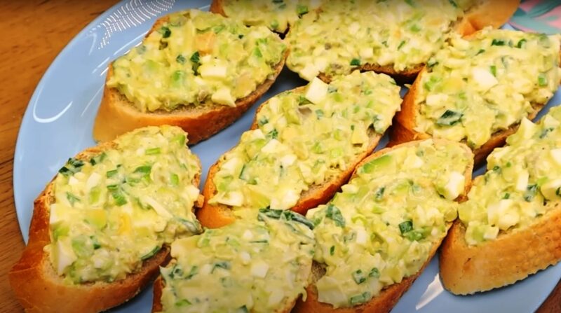 Всего 1 авокадо и 4 яйца и вкусный завтрак готов! Рецепт быстрой закуски