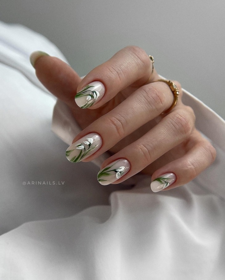 Маникюр с флористическим рисунком на овальных ногтях